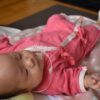 低出生体重児（未熟児）赤ちゃんが服を着て退院