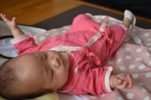 低出生体重児（未熟児）赤ちゃんが服を着て退院