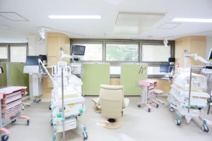 神奈川県立こども医療センターNICUの保育器